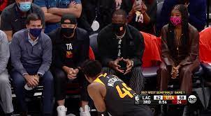 Dwyane wade #3 of the miami heat and donovan mitchell #45 of the utah jazz hug after a game on december 2, 2018 at american airlines fraîchement éliminé par les rockets lors des playoffs, donovan mitchell prépare déjà son été afin de revenir encore plus fort. Dime On Twitter Dwyane Wade Is Coaching Donovan Mitchell From The Front Row Https T Co Jwbm7etsws Twitter