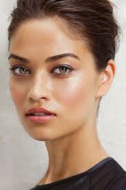 Natürliches Make Up betont Ihre Schönheit und lässt Ihr Gesicht strahlen!