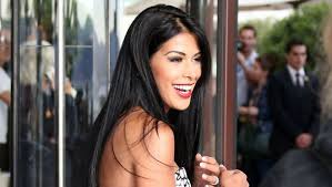 En portant une robe fendue. Cannes Apres Le Sein De Sophie Marceau La Culotte De Ayem Diaporama Et Video Lindependant Fr