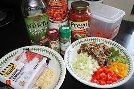 Untuk sos bolognese, tumis bawang besar dan bawang putih hingga layu. Spagheti Bolognese Azie Kitchen