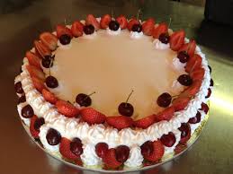 Torta Pan Di Spagna Farcita Con Crema Pasticcera E Fragole E Ricoperta Di Panna Montata Fragole E Ciliegie Www Civardivini Com Dolci Torte Ricette