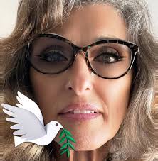 Should grandparents be told about their grandchild's birth before the news  is shared publicly?