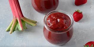 Confiture A La Rhubarbe Fraises Et Sirop D Erable Ca C Est Du Bonheur Pur Recettes Ma Fourchette Canning Recipes Rhubarb Green Eating