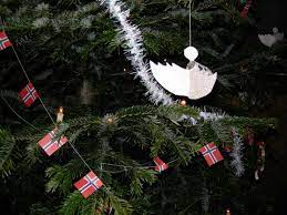 1 pakke med norske flagg til. Julaften I Oddernes Kirke Kristiansand 24 12 2007 Detalj Av Juletreet Pyntet Med Glitter Norske Flagg Og Engler Laget Av Barn Norsk Folkemuseum Digitaltmuseum