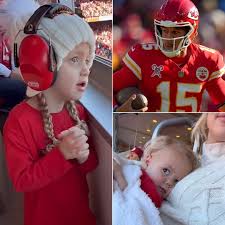 Con gái của Patrick Mahomes Sterling, 3, Chúc mừng ngọt ngào cho anh ấy  trong suốt các trò chơi Chiefs-Texans(ảnh 👇)