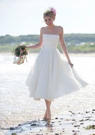 Da questo punto di vista lo sposo non ha a disposizione grosse possibilità di personalizzazione del proprio abito, ma la sposa. L Abito Da Sposa Per Il Matrimonio In Spiaggia Matrimonio A Bologna Blog Abiti Da Sposa Sposa Abiti Da Sposa Corti