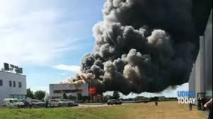 Ad andare in fiamme il tetto di un palazzo all'angolo tra via costanza e via washington. Incendio Notizie Su Udinetoday