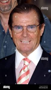 007 roger moore immagini e fotografie stock ad alta risoluzione
