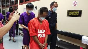 Bapa dijatuhi hukuman penjara selama 54 tahun dan 21 sebatan di mahkamah sesyen kuching kerana melakukan sumbang. Didakwa Sumbang Mahram Dengan Anak Tiri