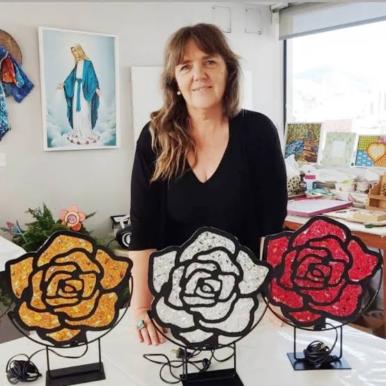 La artista pilarense Silvia Kuhn exhibe sus obras en mosaico en el CCF -  Radio X Pilar