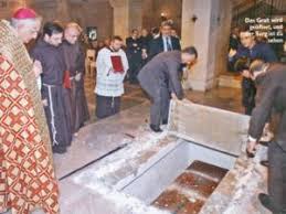 They came in and found him dumped on the floor. Die Graboffnung Rolf Drevermann