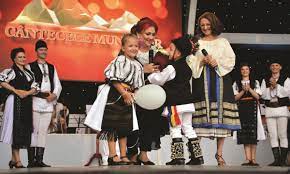 Festivalul cântecele munţilor partea iii 15 septembrie 2019евгений чайник. Sibiu CapitalÄ A Folclorului Romanesc Si InternaÅ£ional La Inceput De August Prin Cantecele MunÅ£ilor Eveniment Tribuna