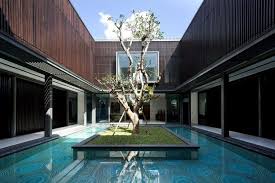 Arbre De Jardin Interieur Exterieur Dans 9 Maisons D Architecte Troncarbre Plante Petitjardin De Architecture Entree De Maison Exterieur Design Exterieur