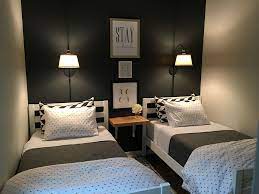 Sublime 23 Unique Twin Bedroom Decoration Ideas To Make A Child S Sleep Comfortable Https Usdecoratin Small Guest Rooms Twin Beds Guest Room Small Guest Room