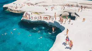 Sarakiniko zählt zu den highlights der insel und wird wegen der skurril geschliffenen, hellen felsen oft als mondlandschaft bezeichnet. Landung Auf Der Mondlandschaft Vom Sarakiniko Strand Am Strand Discover Greece