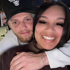 what's this giving???? HES