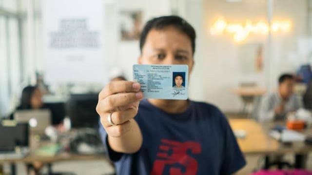 Mungkinkah Pemerintah Bikin KTP yang Membuat Hidup Kita Engga Ribet Lagi? | VICE Indonesia – Pusat Studi Kependudukan dan Kebijakan