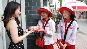 There are more than 40,000 yakult ladies in japan, and over 2500 centers. Berapa Penghasilan Seorang Yakult Lady Quora