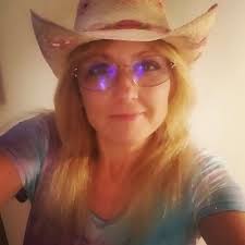 realTrumpNewsX Did she leave her citizenship here? She should not be able  to vote if she doesn't live here. Her and her whole family.