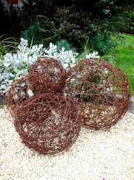 95 Rostige Gartendeko Ideen Fur Ein Bezauberndes Vintage Exterieur Wohnideen Und Dekoration Garten Deko Gartenstatue Gartenskulptur