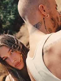 6 Potret Hangat Foto Keluarga Justin Bieber dan Hailey Bieber Jelang Rilis  Album Baru