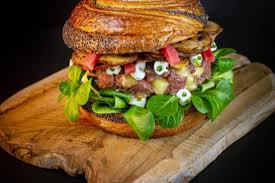 Ils étaient plus de 300 au départ, ils ne sont plus que 25 à pouvoir prétendre au titre de champion de france. Toulouse Il Participe A La Coupe De France De Burger Le Croissant Est Son Ingredient Principal Actu Toulouse
