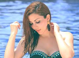 كُرمت النجمة السورية نسرين طافش بجائزة التميز والإبداع في جمهورية مصر العربية، إلى جانب نجوم كبار على رأسهم أحمد السقا وعمر خيرت وآخرون. Ù†Ø³Ø±ÙŠÙ† Ø·Ø§ÙØ´ ØªØ¯Ø§Ø¹Ø¨ Ø§Ù„Ø£Ø³Ù…Ø§Ùƒ Ù…Ù† ØºØ±ÙØªÙ‡Ø§ ØªØ­Øª Ø§Ù„Ù…Ø§Ø¡ ÙÙŠ Ø¯Ø¨ÙŠ ÙÙŠØ¯ÙŠÙˆ Ø®Ø¨Ø± ÙÙŠ Ø§Ù„ÙÙ†