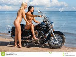 Zwei Schöne Nackten Mit Motorrad Stockbild - Bild von strand, blau: 31687261