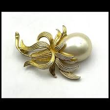 Etched Goldtone Leaves Brooch with Pretty Faux Pearl Flower Bud