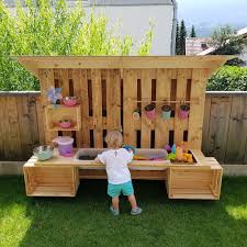 Idee Von Elodie Auf Detskaya Ploshadka Vo Dvore In 2020 Garten Gartenspielzeug Matschekuche