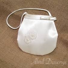 La limosnera que acompañaba a los 'looks' de invitada y a los estilismos de fiesta, se lleva ahora también en el día a día. Bolso Redondo De Comunion Con Rosas Abril Dissenys Tu Tienda De Bodas Online