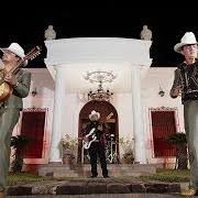 Según comentaron siempre tuvieron una buena relación y los dos se sentían atraídos por el mismo estilo musical, por lo que no fue raro que terminaran cantando juntos. Testo El Borracho Di Los Dos Carnales