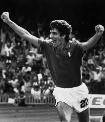 Italia di paolo rossi sulla sfera guardato da pawel janas. 8 Luglio 1982 Due Gol Di Paolo Rossi Alla Polonia E L Italia E In Finale Mondiale Lapresse