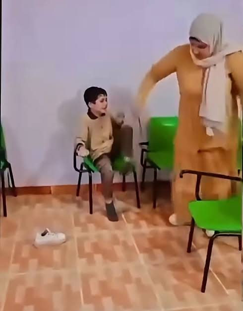 🛑 هاتوها واحبسوها النهاردة قبل بكرة سواء كان الفيديو قديم/ حديث.. لازم  تتحبس لو الواقعة دي حصلت في مصر.. ولو من سنين.. لازم تتحبس.. دي لا يمكن  تكون معلمة.. لا يمكن تكون