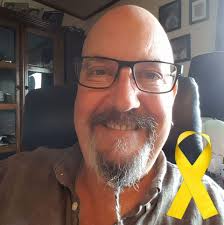 Tatoverte den gule sløyfa på hånda si