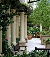 Die antike standsäule als kulisse für attraktive gartendeko wird in handarbeit als klassische steingussarbeit gefertigt und im. Den Garten Mit Stilvollen Elementen Aufwerten Fresh Ideen Fur Das Interieur Dekoration Und Landschaft