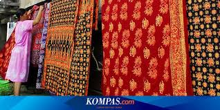 Di kampung batik, pengunjung bisa melihat dari dekat proses pembuatan mahakarya batik, bahkan berkesempatan untuk belajar membatik dengan canting dari pengrajinnya. Pencarian Si Merah Yang Hilang Halaman All Kompas Com