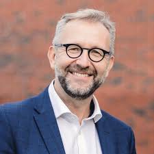 Nå er valgoppgjøret for fylkesvalget ferdig og det er klart at våre nye  representanter i fylkestinget er Kriss Rokkan Iversen, Frode Elias Lindal  og Erik Seglem Bø! 🎉 Med seg på laget