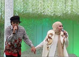 Ella sememangnya menantikannya kerana itulah lambang kasih sayang kami. Usia Bukan Halangan 9 Tahun Sulam Bahagia Ratu Rock Ella Suami Kekal Pasangan Sweet Nona