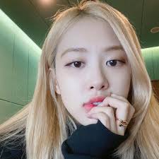Some are worried about the way the why should black girls try blonde hair? Blackpink Rose Can Pull Off Any Hair Colour And These Photos Are All The Proof You Need