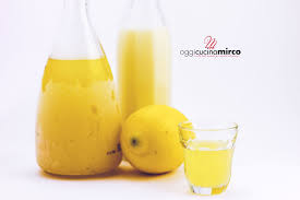 In ogni caso, pazienza e meticolosità sono il vero segreto per preparare un ottimo limoncello. Limoncello Fatto In Casa Ricetta Infallibile Di Mio Padre Oggi Cucina Mirco