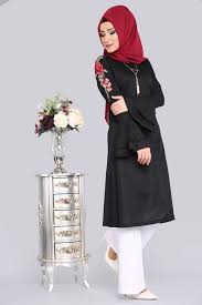 Yeni Urun Nakisli Volan Kol Tunik Siyah Urun Kodu Prm3046 49 90 Tl Moda Stilleri Basortusu Modasi The Dress