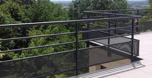 Sorte à constituer une barrière garde corps inox balustrade rambarde et rampe escalier garde corps inox design la marque spécialiste des garde corps inox des rambardes extérieures et des rampes escaliers pour particuliers et professionnels. Prix D Un Garde Corps En 2021