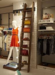 In smaller retail locations, an associate store manager position may not be necessary. Visual Merchandising Ein Blick Hinter Die Basics Visual Retailing De