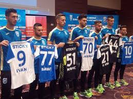 Cu excepţia lui gorovei, cel care este indisponibil pentru acest campionat, ovidiu stângă are la dispoziţie tot lotul, urmând ca în cele patru meciuri de verificare pe care le va avea pe pământ turcesc, să stabilească formula de bază. 50 PreÈ› Economii Fantastice Livrare RapidÄƒ Tricou Csu Craiova Centrulgermanbistrita Ro