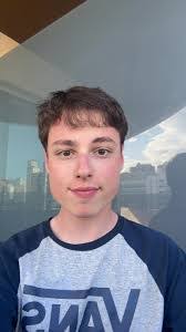 Elliot Hewitt's Instagram, Twitter & Facebook