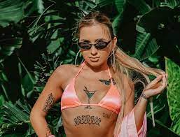 Imponująca metamorfoza wielkoustej marty linkiewicz. Marta Linkiewicz Pozuje Topless W Skapej Bieliznie Co Za Cialo Obcas Pl