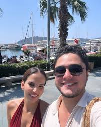 Yazmadım seni daha, Sevmeye ayırdım tüm zamanları, Yazmaya bu yüzden vaktim  olmadı. Ben düşünmeye başlayınca seni -ki bu bir önceki düşünmenin sonundan  çok öncedir- İnan ki dağlar, taşlar, inan ki bulutlar, yağmur