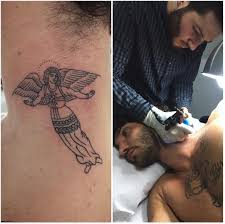 Ormai è chiaro a tutti che stefano de martino abbia una vera e propria passione per i tatuaggi, anche se da quando l'ex ballerino di amici è al fianco della bella belen rodriguez sembra aver incrementato i tattoo, quasi a volersi trasformare in fabrizio corona. Stefano De Martino Nuovo Tatuaggio Per Far Sparire Belen Guarda