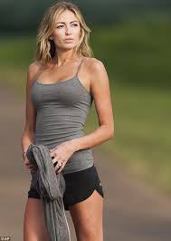 Paulina gretzky walks down towards the 18th green to see her fiance golfer dustin johnson finish up his critics are teeing off on golf digest's cover featuring the daughter of hockey player wayne. Pin On Move Me